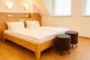 Кровать или кровати в номере Hotel Orthwein -kostenfreie Parkplätze-