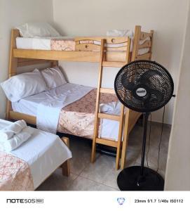 Camera con 2 letti a castello e un ventilatore. di Apartamento Vacacional Familiar en Girardot, piscinas, Jacuzis, parqueadero privado a Girardot
