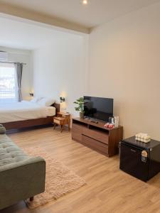 Μια τηλεόραση ή/και κέντρο ψυχαγωγίας στο Blue & Teak 336 Stay with private bath