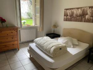 ein Schlafzimmer mit einem Bett mit einer weißen Decke darauf in der Unterkunft Le Mont Joly & Les 4 Têtes in Sallanches