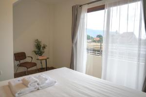 Ένα ή περισσότερα κρεβάτια σε δωμάτιο στο Blue & Teak 336 Stay with private bath