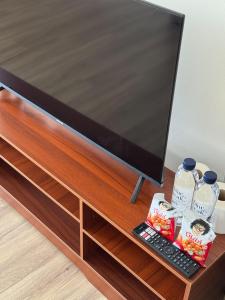 Μια τηλεόραση ή/και κέντρο ψυχαγωγίας στο Blue & Teak 336 Stay with private bath