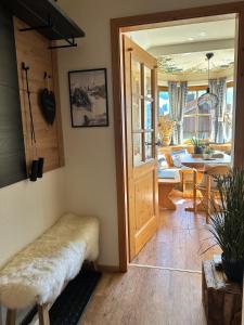 - un salon avec un banc et une salle à manger dans l'établissement FeWo Alpenherz im Allgäu, mit Balkon und Bergblick, à Rettenberg 30 autres photos