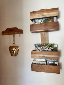 un mur avec deux étagères en bois sur un mur dans l'établissement FeWo Alpenherz im Allgäu, mit Balkon und Bergblick, à Rettenberg