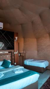 ワディ・ラムにあるMilky Way Luxury Campの部屋にベッドが2つある寝室