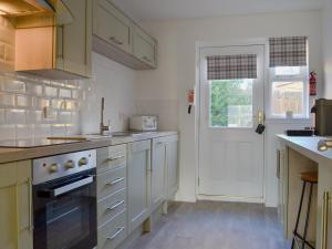 Kuchyň nebo kuchyňský kout v ubytování Uaine Cottage + 8 fotografií