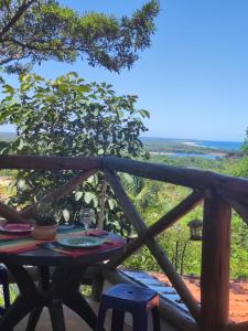 イタカレにあるCasa Vista Mar - Iemanjáの海の景色を望むデッキのテーブル