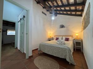 a bedroom with a bed with two towels on it at La casa vieja de Marchenilla in Jimena de la Frontera