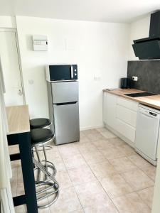 Η κουζίνα ή μικρή κουζίνα στο Quiet cozy apartment, air conditioning, swimming pool