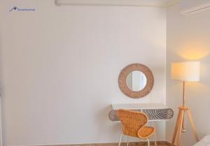 una habitación con una mesa y dos sillas y un espejo en Balconi di Sicilia by Ferdinando, en Trapani