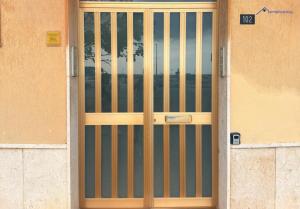 una puerta con una puerta delante de un edificio en Balconi di Sicilia by Ferdinando, en Trapani 35 fotos más