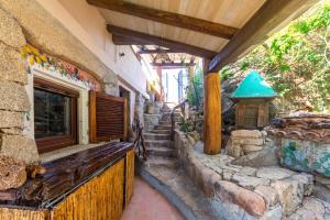 un edificio de piedra con un banco y una pared de piedra en La Muette Cachée - Charming House by the Sea, en Villaggio Piras 59 fotos más