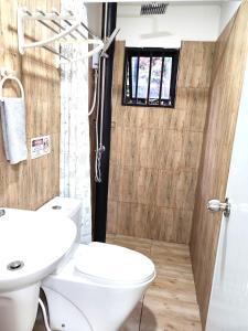 Ένα μπάνιο στο Gensan Apartment Rental
