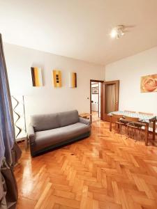 a living room with a couch and a wooden floor at Casa Monticello 1 in Trieste