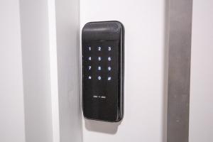 a black remote control on a white door at Maison Perdizes - Allianz Parque Supreme in Sao Paulo
