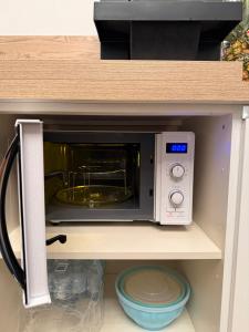 a microwave sitting on a shelf in a drawer at Canta Rane Nove Locazione Turistica in Gazzo Veronese