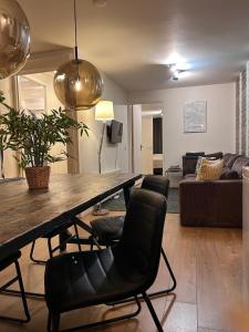 Posezení v ubytování Luxury Leidseplein with Private Patio