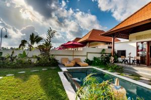 Bazén v ubytování Akshaya Villa, Sacred Wellness Retreat by Dhananjaya Hospitality nebo v jeho okolí