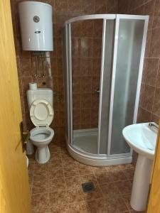 un bagno con doccia, WC e lavandino di Bakuleski Apartments a Ohrid