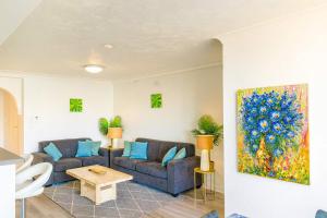 una sala de estar con 2 sofás y una pintura en 1BR Apartment Heated pool, en Gold Coast