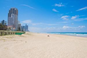 una playa de arena con una ciudad en el fondo en 1BR Apartment Heated pool, en Gold Coast 26 fotos más