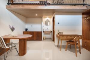 ジンバランにあるCozia Livingのキッチン(テーブル、椅子、デスク付)