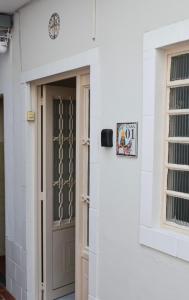 an entrance to a white building with a door at Apartamento no centro de Aparecida in Aparecida