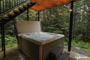 een hot tub onder een pergola bij Oslo Scandinavian Getaway Spa & Pet-Friendly in Saint Come