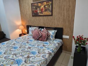 Voodi või voodid majutusasutuse Ultra Luxury A Class 1bhk By Bliss Stay toas +21 fotot