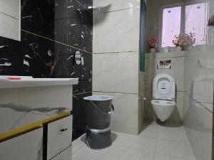 Vannituba majutusasutuses Ultra Luxury A Class 1bhk By Bliss Stay