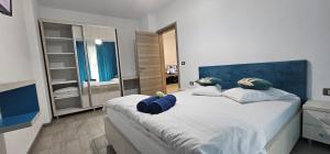 a bedroom with a large bed with two pillows at Beach Pool & Spa Resort Mamaia Nord Alezzi piscina incalzita in Mamaia Nord