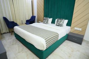 Un dormitorio con una cama grande con una pared verde. en Hotel Shree Khodiyar By Rangoli Udaipur, en Udaipur 47 fotos más