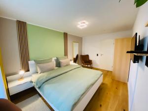 una camera da letto con un grande letto bianco e una lampada di Kandelblick a Waldkirch