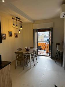 Un comedor con mesa y sillas y una cocina. en Duecento Rooms, en Palermo