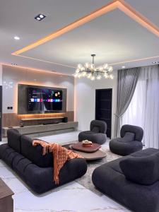 TV a/nebo společenská místnost v ubytování Velour stays + 7 fotografií