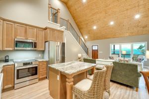 une cuisine avec une table et quelques chaises dans l'établissement Long-Range Views Blue Ridge Mtn Cabin with 3 Decks, à Bakersville