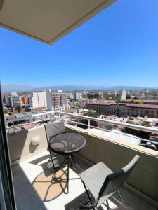 a balcony with a table and chairs and a view at Cielo Salteño in Salta