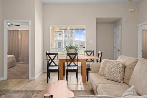 ein Wohnzimmer mit Tisch und Couch in der Unterkunft Near Texas A&M, Spacious Living Room, 4 Queen Beds in College Station + 16 Fotos