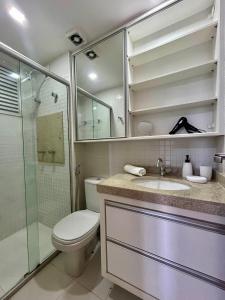 a bathroom with a toilet and a sink and a shower at Apartamento com Piscina - Melhor Localização in Brasilia