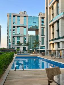 a swimming pool in front of a large building at Apartamento com Piscina - Melhor Localização in Brasilia