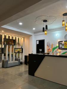 瑞诗凯诗Haven On Hill - Rishikesh的一间室内带柜台的理发店