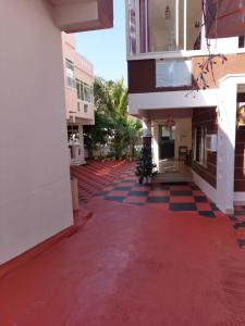 une cour vide d'un immeuble avec un tapis rouge dans l'établissement White lounge beach resort, à Trivandrum