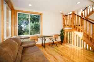 Posezení v ubytování Spacious Mountain Chalet - Park City, Near 7 Ski Resorts, Game Room, 4 Balconies