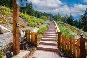 Zahrada ubytování Spacious Mountain Chalet - Park City, Near 7 Ski Resorts, Game Room, 4 Balconies