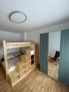 una stanza con un letto a castello e uno specchio di Amore apartment a Jáchymov Altre 10 foto