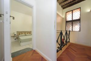 un corridoio che conduce a una camera da letto con un letto di Relais Popolo - Suite di Lusso a Roma