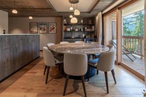ein Esszimmer mit Tisch und Stühlen in der Unterkunft Antares Ursa 201 in Méribel