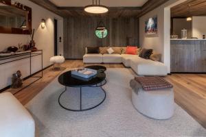 ein Wohnzimmer mit Sofa und Tisch in der Unterkunft Antares Ursa 201 in Méribel