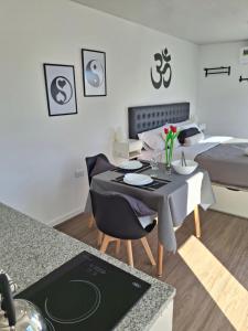 Cette chambre comprend une table à manger et un lit. dans l'établissement Ecos de Mar Refugios, à Puerto Pirámides