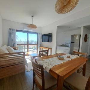 a kitchen and living room with a table and a couch at Apart entre viñas in Cafayate